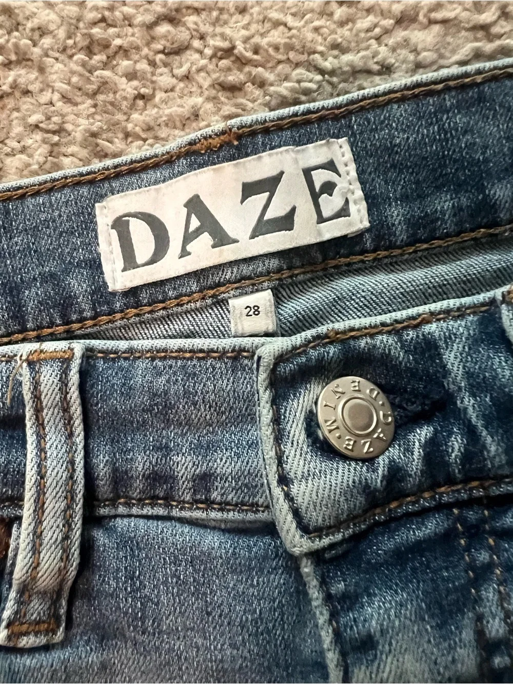 DAZE denim Women's Light Blue Denim Roll-Hem Shorts- size 28